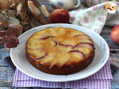 Perzik upside-down cake, vochtig, smeltend en gekarameliseerd - foto 2