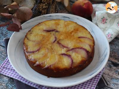 Perzik upside-down cake, vochtig, smeltend en gekarameliseerd - foto 5