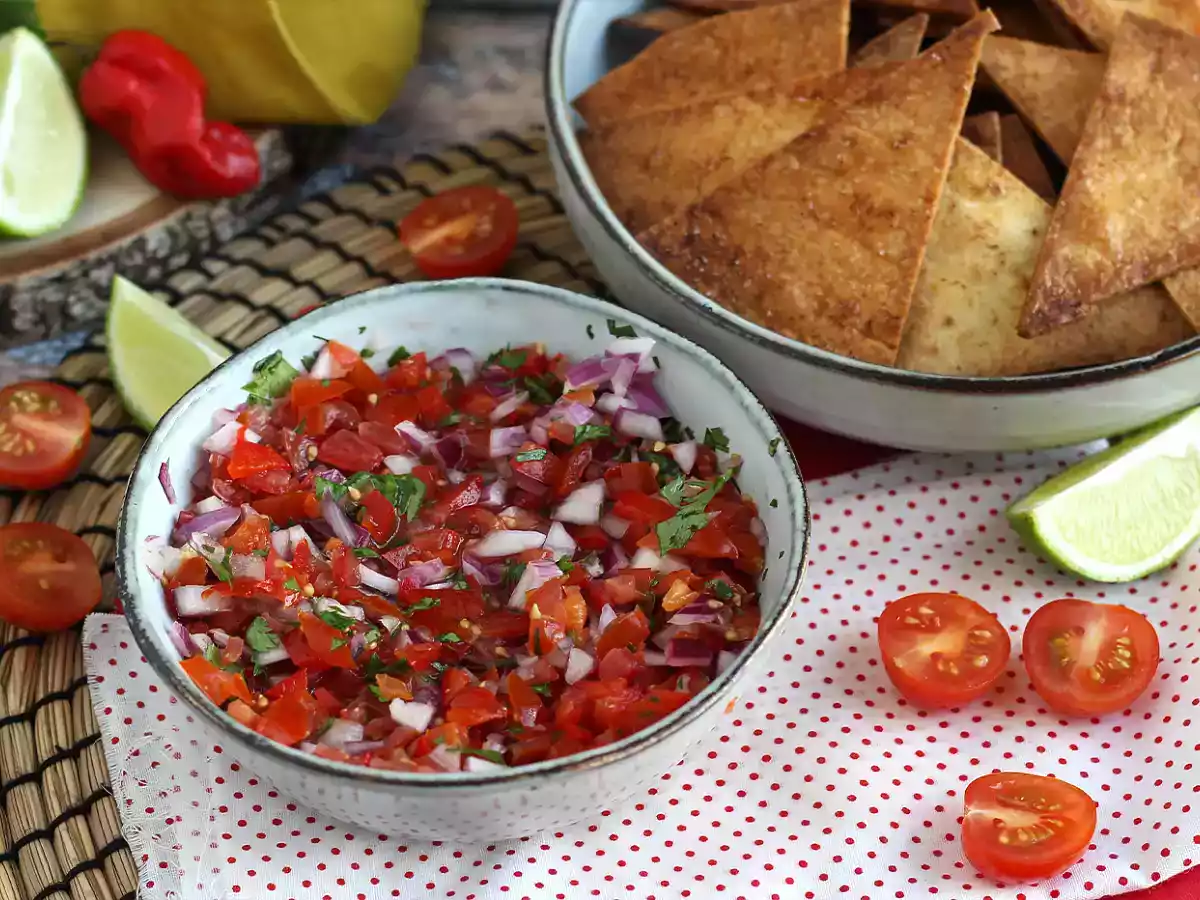 Pico de gallo en zelfgemaakte tortillachips