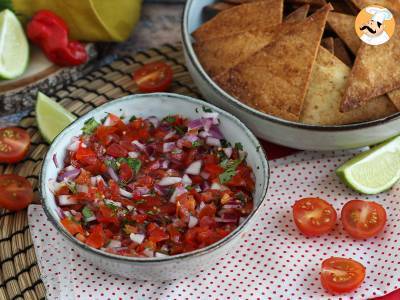 Pico de gallo en zelfgemaakte tortillachips