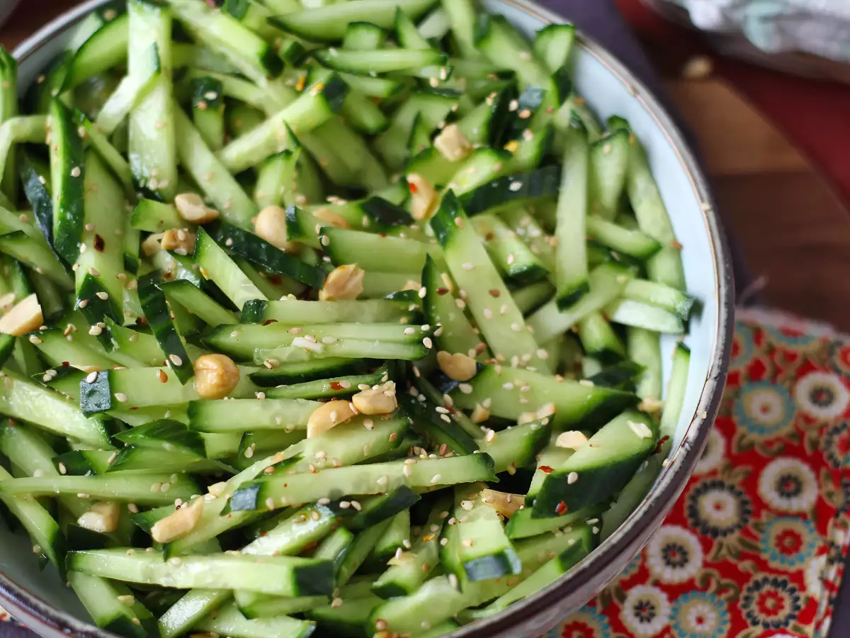 Pikante komkommersalade met pinda's - foto 4