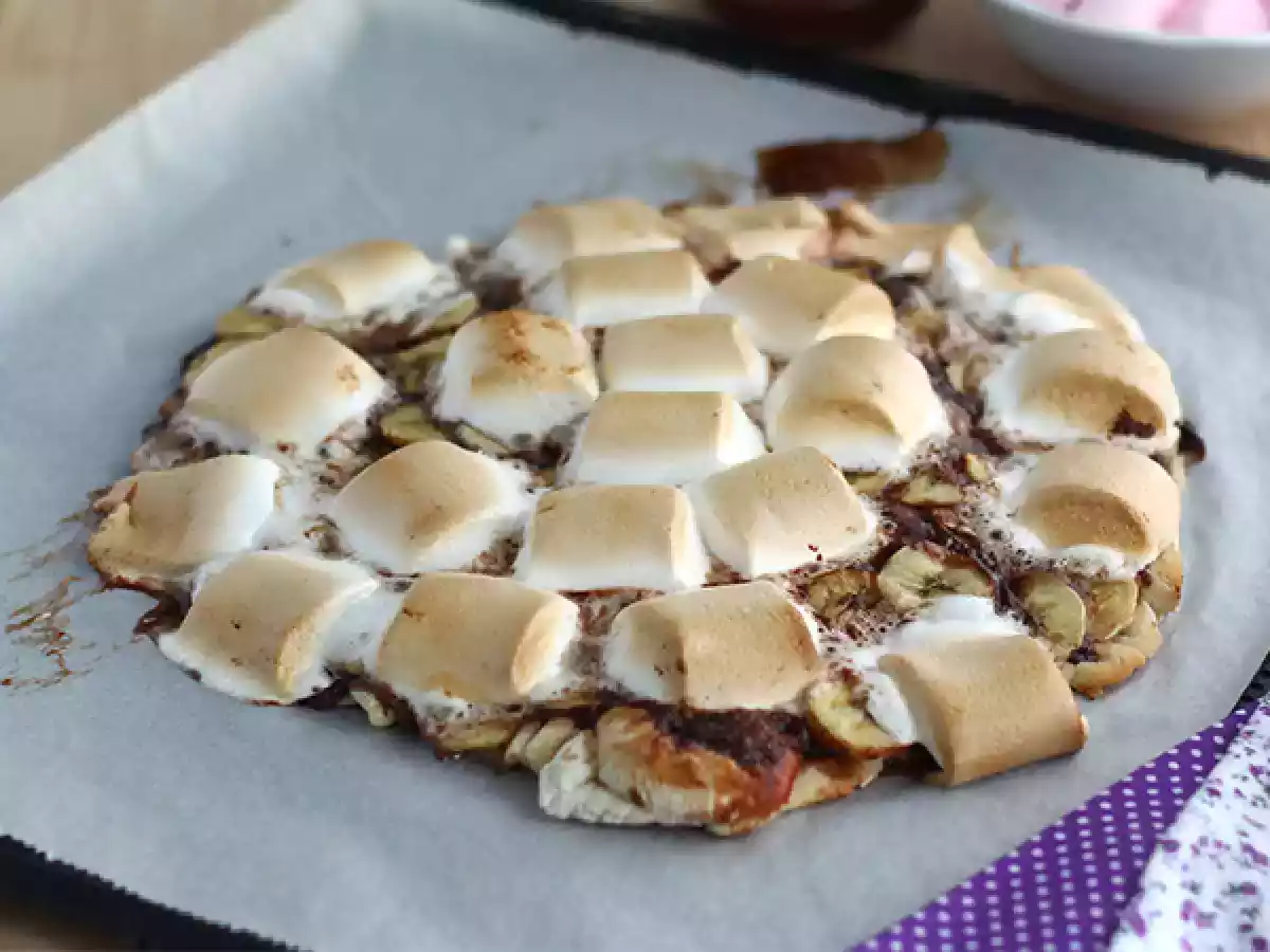 Pizza met zoete banaan en chocolade
