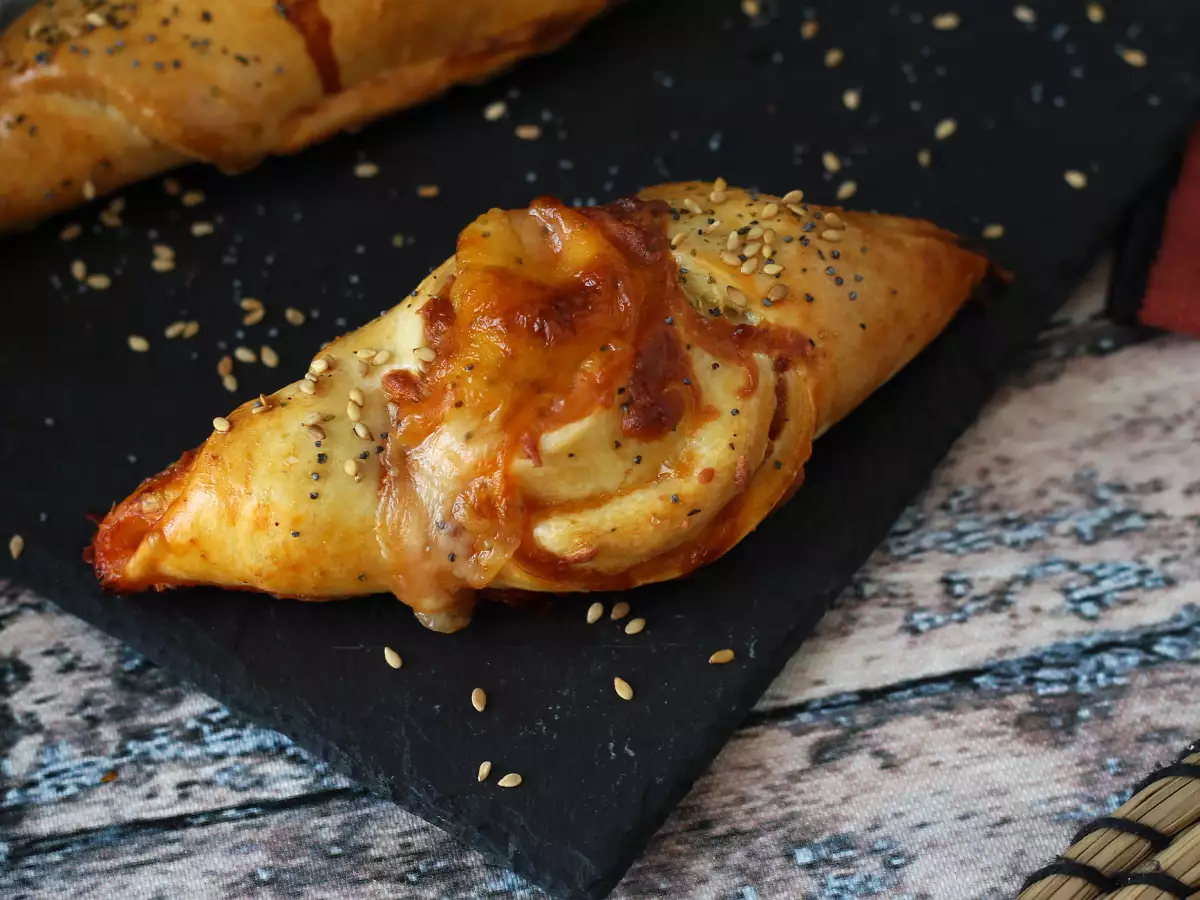 Pizzabootjes gevuld met tomatensaus, ham en mozzarella