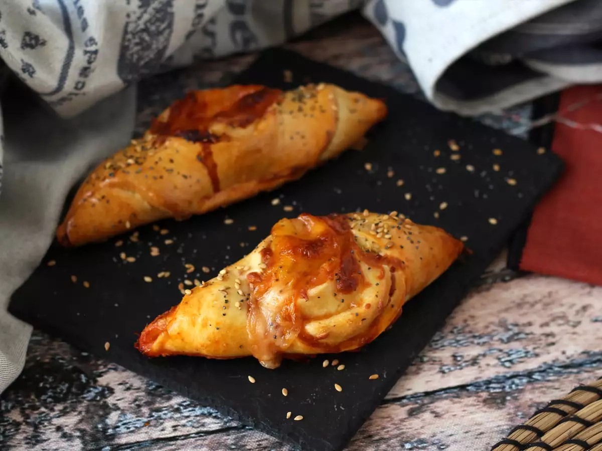 Pizzabootjes gevuld met tomatensaus, ham en mozzarella - foto 3