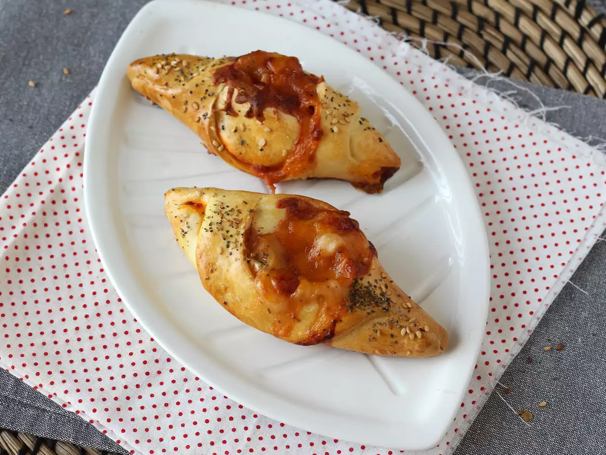 Pizzabootjes gevuld met tomatensaus, ham en mozzarella - foto 4