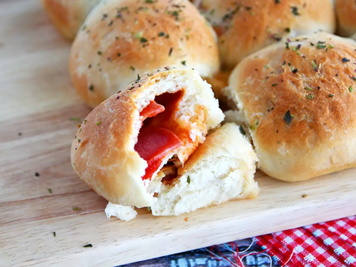Pizzabroodjes: kleine broodjes gevuld met ham en kaas - foto 4
