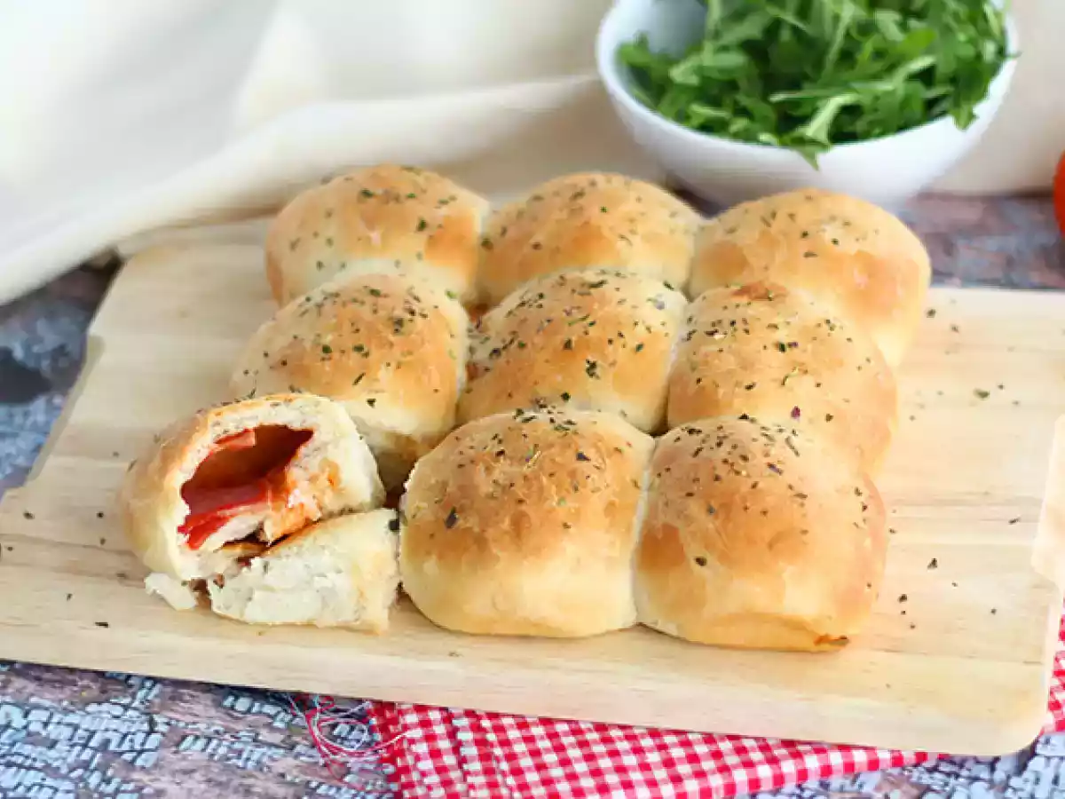 Pizzabroodjes met ham en kaasvulling