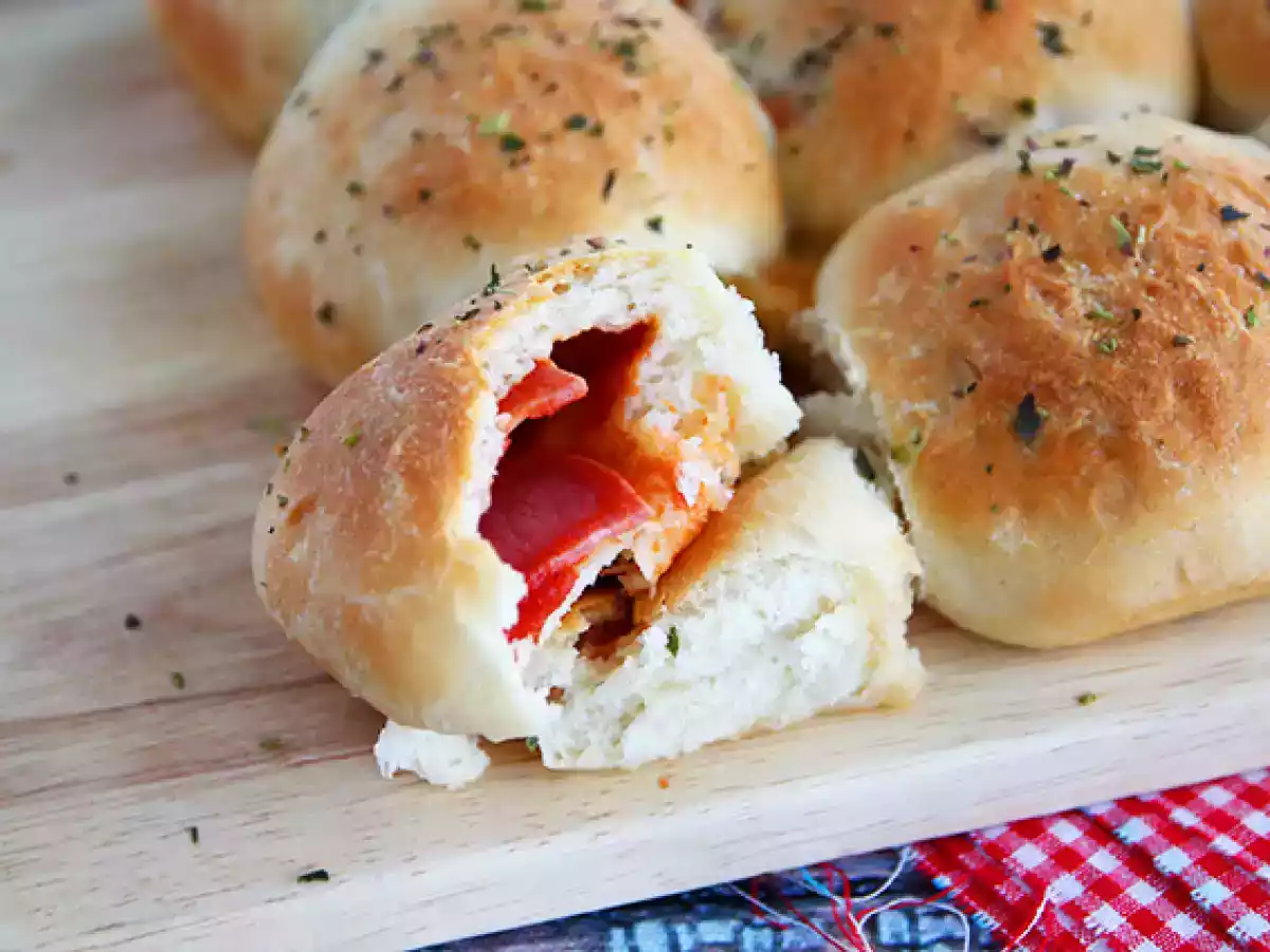 Pizzabroodjes met ham en kaasvulling - foto 4