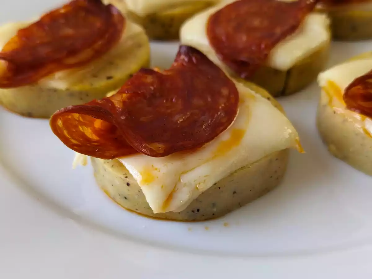 Polenta crostini met scamorza kaas en pepperoni