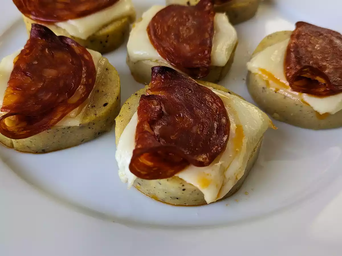 Polenta crostini met scamorza kaas en pepperoni - foto 2
