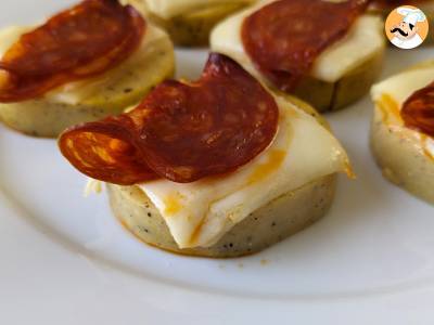 Polenta crostini met scamorza kaas en pepperoni