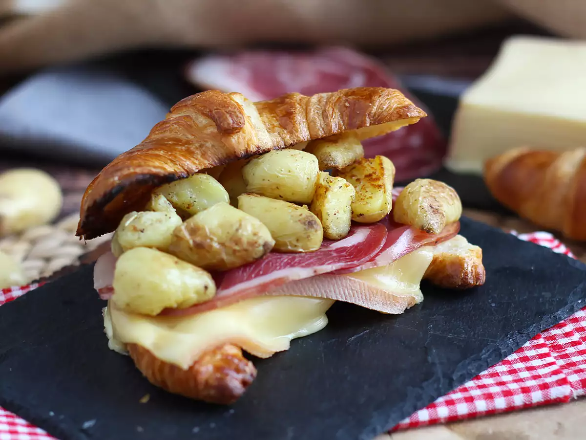 Raclette-croissantsandwich voor een geslaagde brunch!