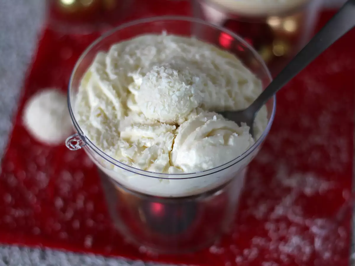 Raffaello-kokosglaasjes zonder bakken – een sprookjesachtig dessert in een sneeuwbol - foto 2