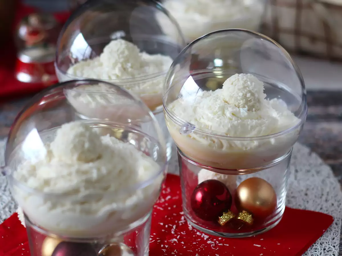 Raffaello-kokosglaasjes zonder bakken – een sprookjesachtig dessert in een sneeuwbol - foto 3
