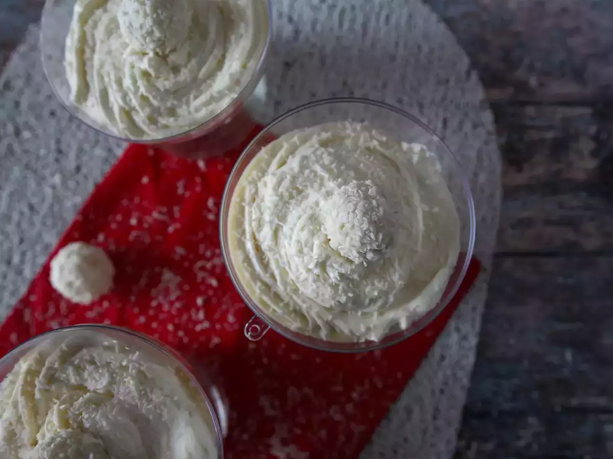 Raffaello-kokosglaasjes zonder bakken – een sprookjesachtig dessert in een sneeuwbol - foto 4
