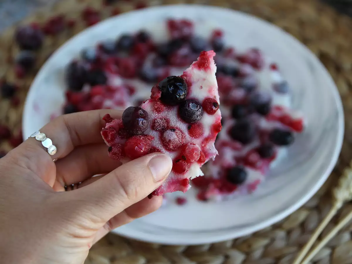 Repen van bevroren yoghurt met rood fruit
