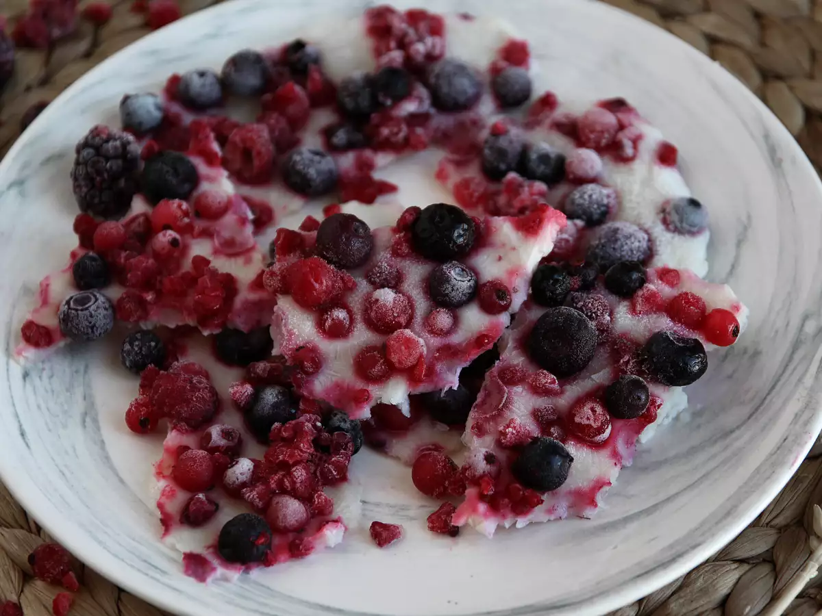 Repen van bevroren yoghurt met rood fruit - foto 2