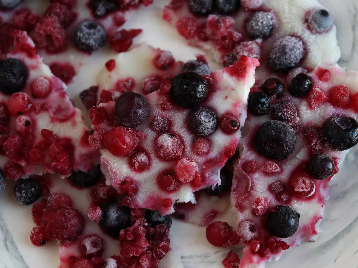 Repen van bevroren yoghurt met rood fruit - foto 3