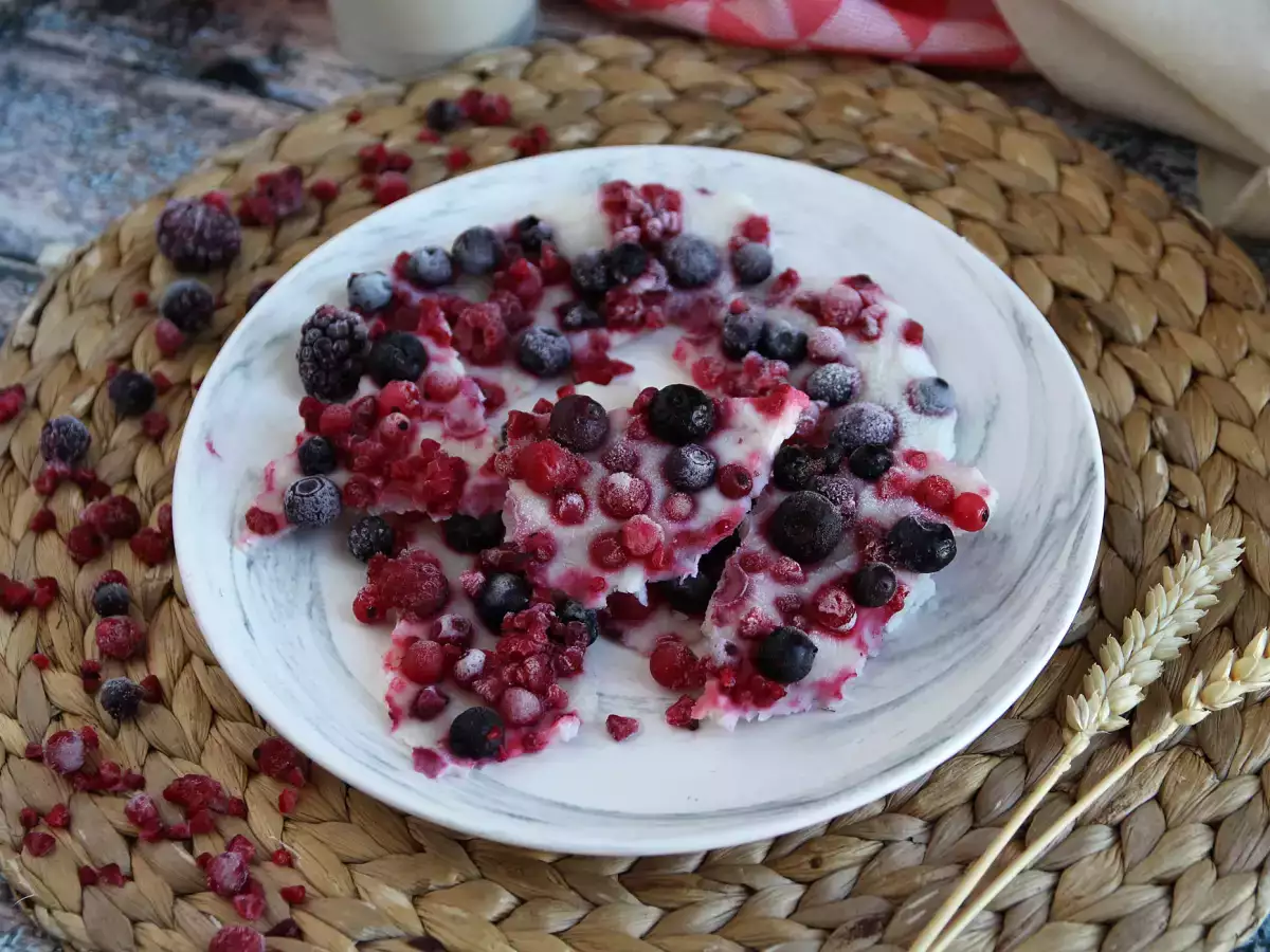 Repen van bevroren yoghurt met rood fruit - foto 4