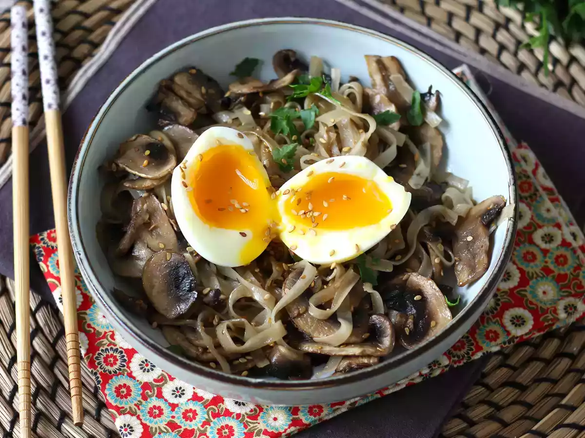 Rijstnoedels met champignons en een zachtgekookt ei!