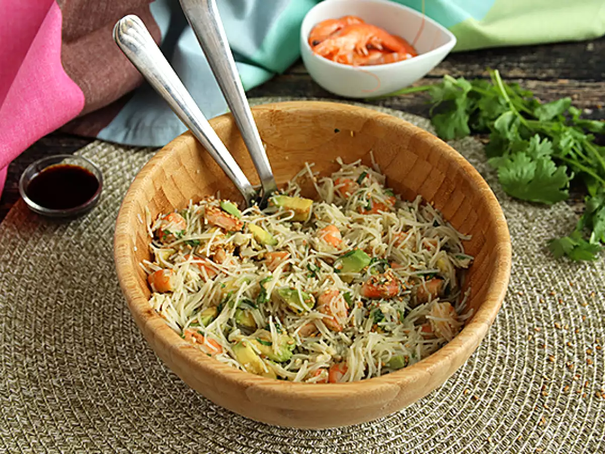 Rijstvermicellisalade met garnalen, avocado, ei en koriander