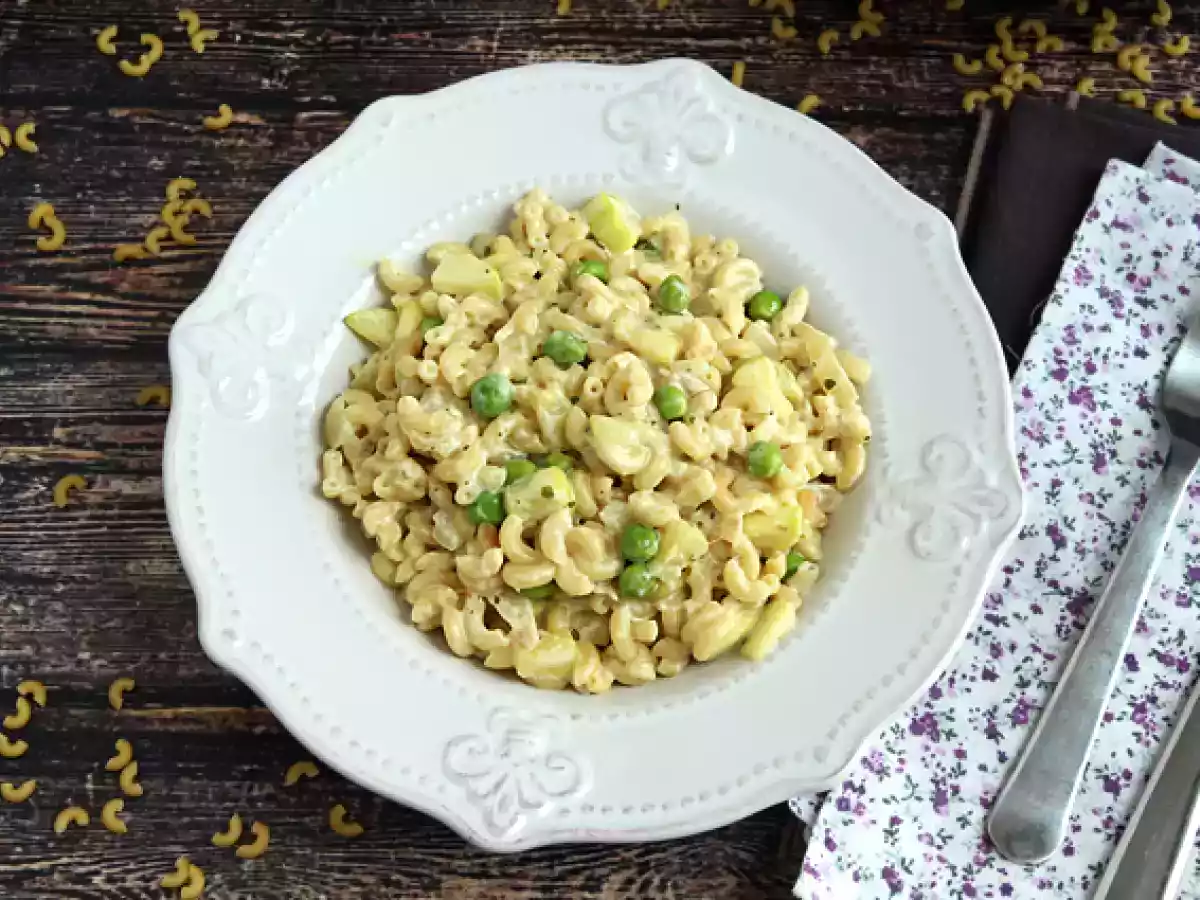 Risotto met coquillettes, doperwten, courgettes, knoflook en kruidenkaas