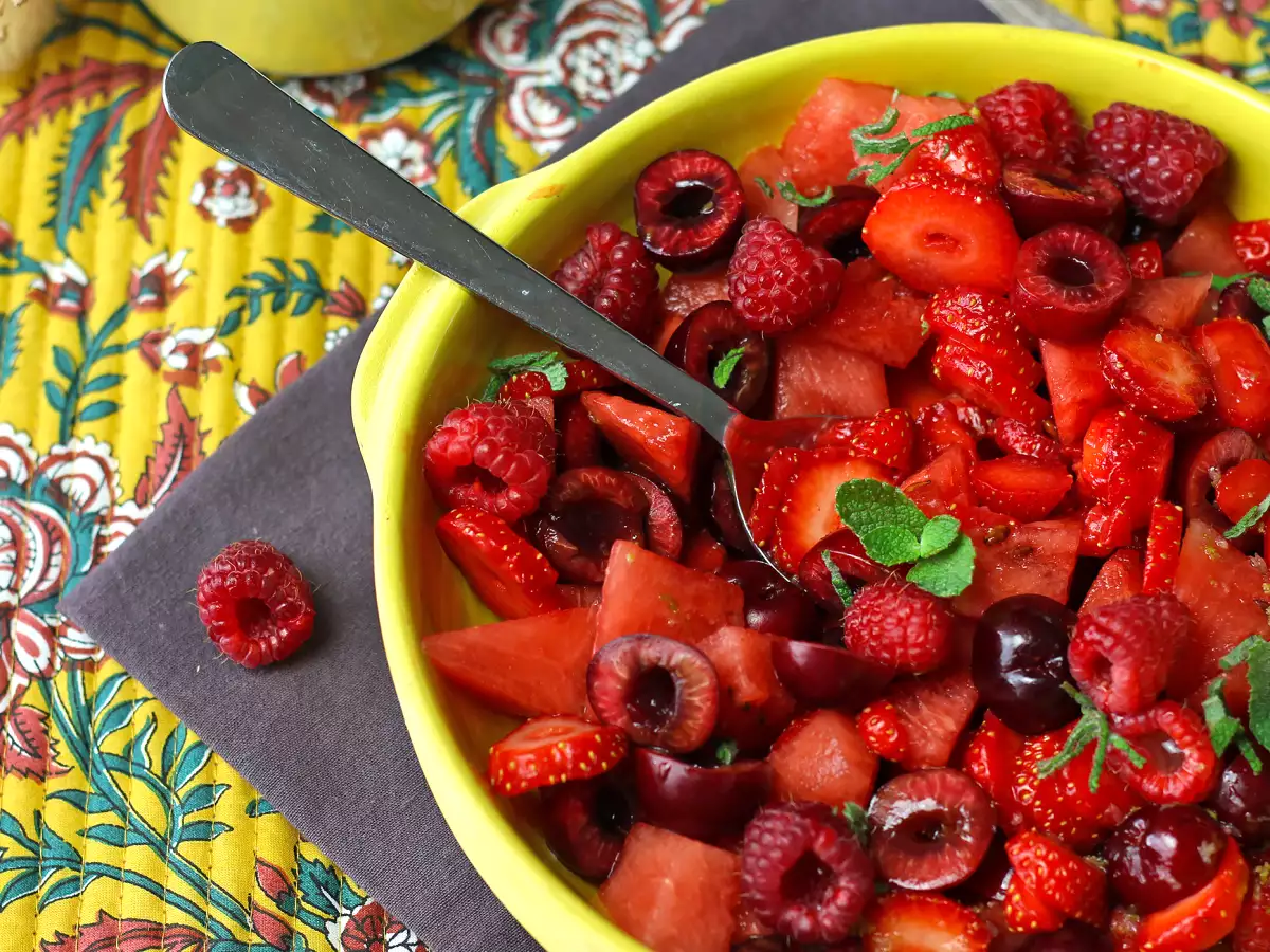 Rode fruitsalade met aardbeien, frambozen, kersen en watermeloen: perfect voor de zomer! - foto 3