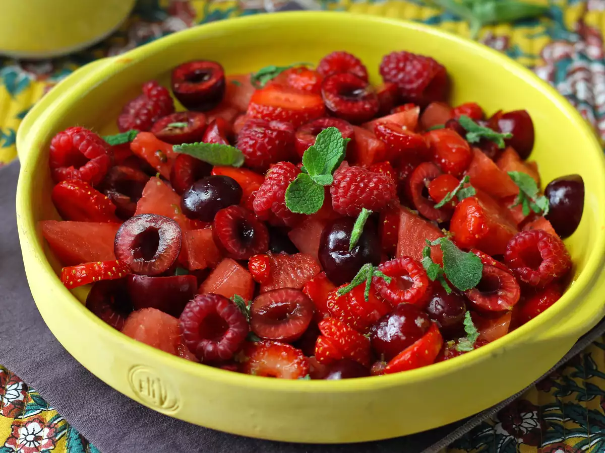 Rode fruitsalade met aardbeien, frambozen, kersen en watermeloen: perfect voor de zomer! - foto 4