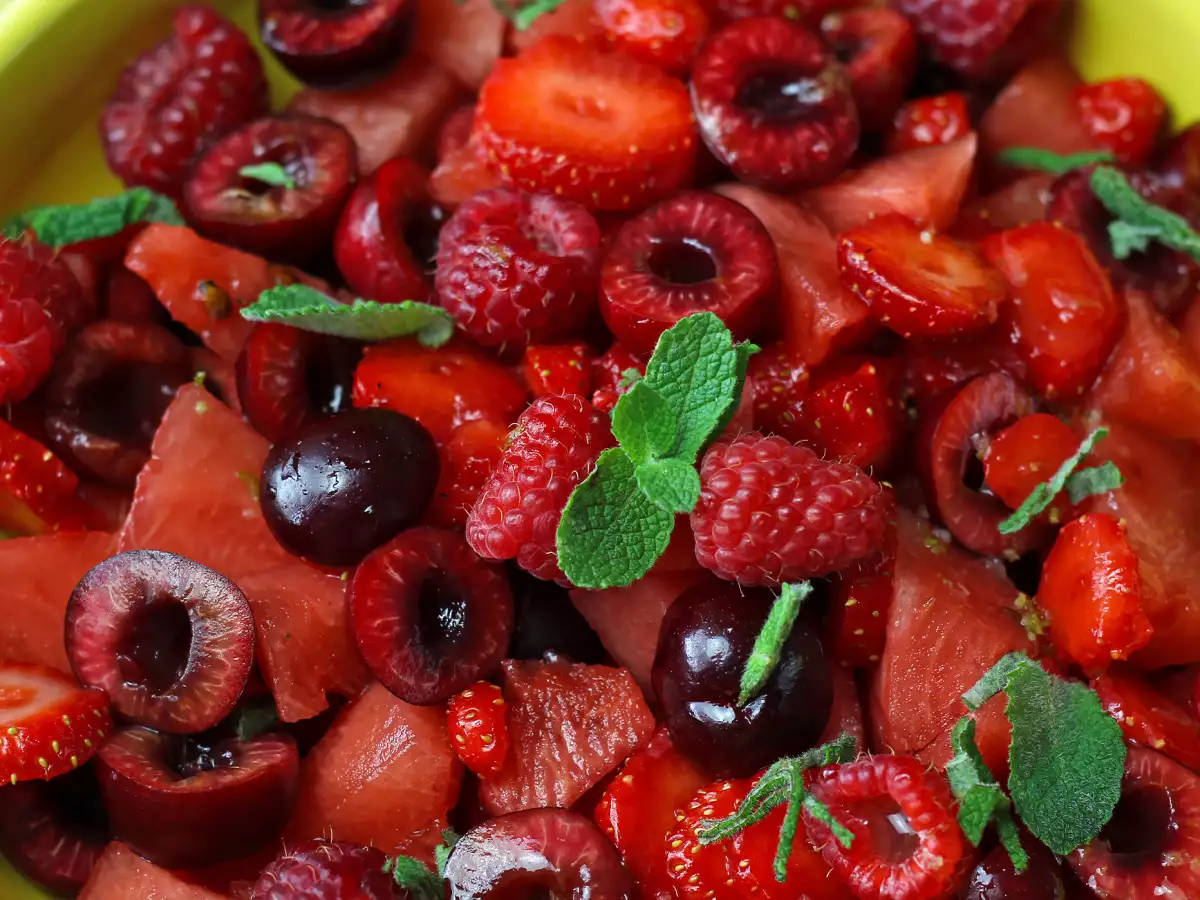 Rode fruitsalade met aardbeien, frambozen, kersen en watermeloen: perfect voor de zomer! - foto 5