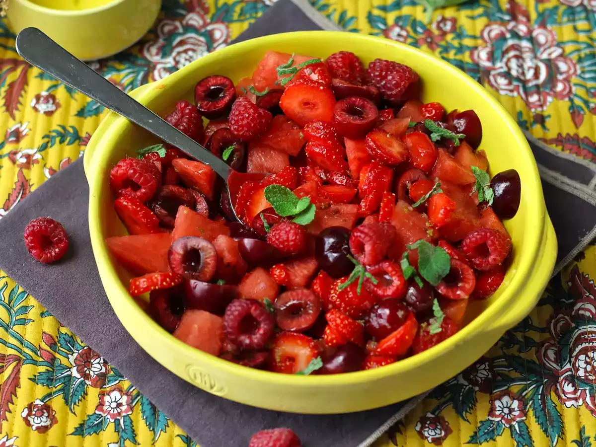 Rode fruitsalade met aardbeien, frambozen, kersen en watermeloen: perfect voor de zomer! - foto 6