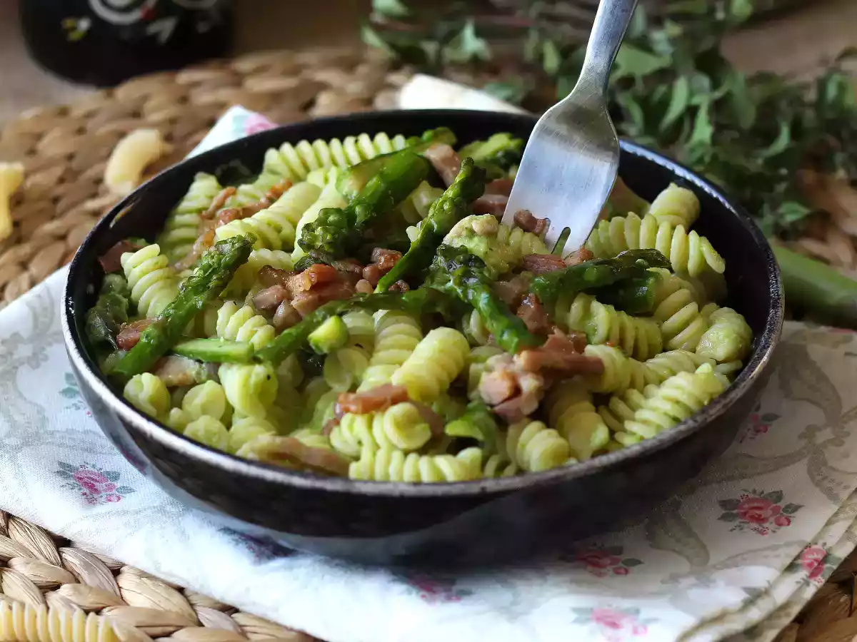 Romige pasta met asperges en spek: makkelijk en lekker recept