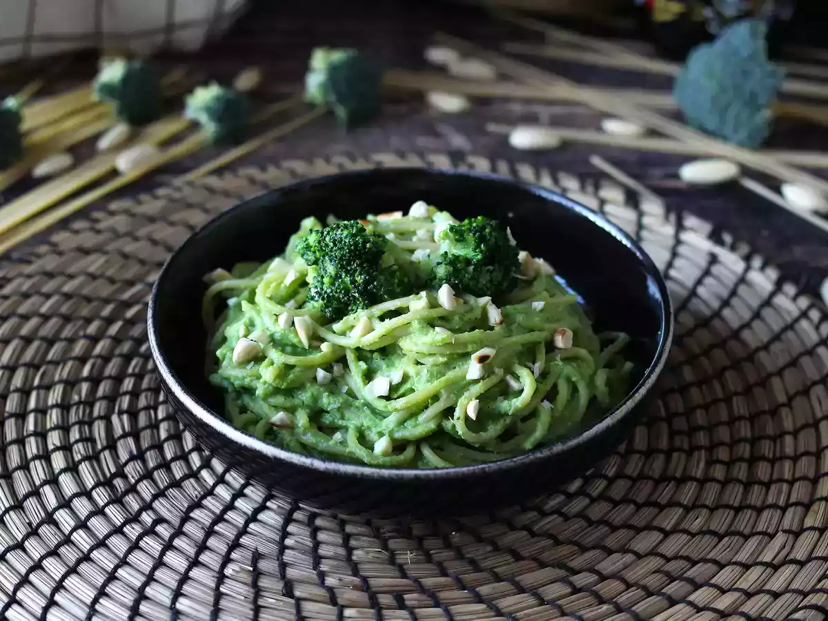 Romige pasta met broccoli en amandelen: een makkelijk te bereiden en smakelijk gerecht