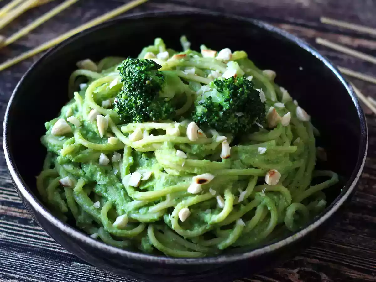 Romige pasta met broccoli en amandelen: een makkelijk te bereiden en smakelijk gerecht - foto 2