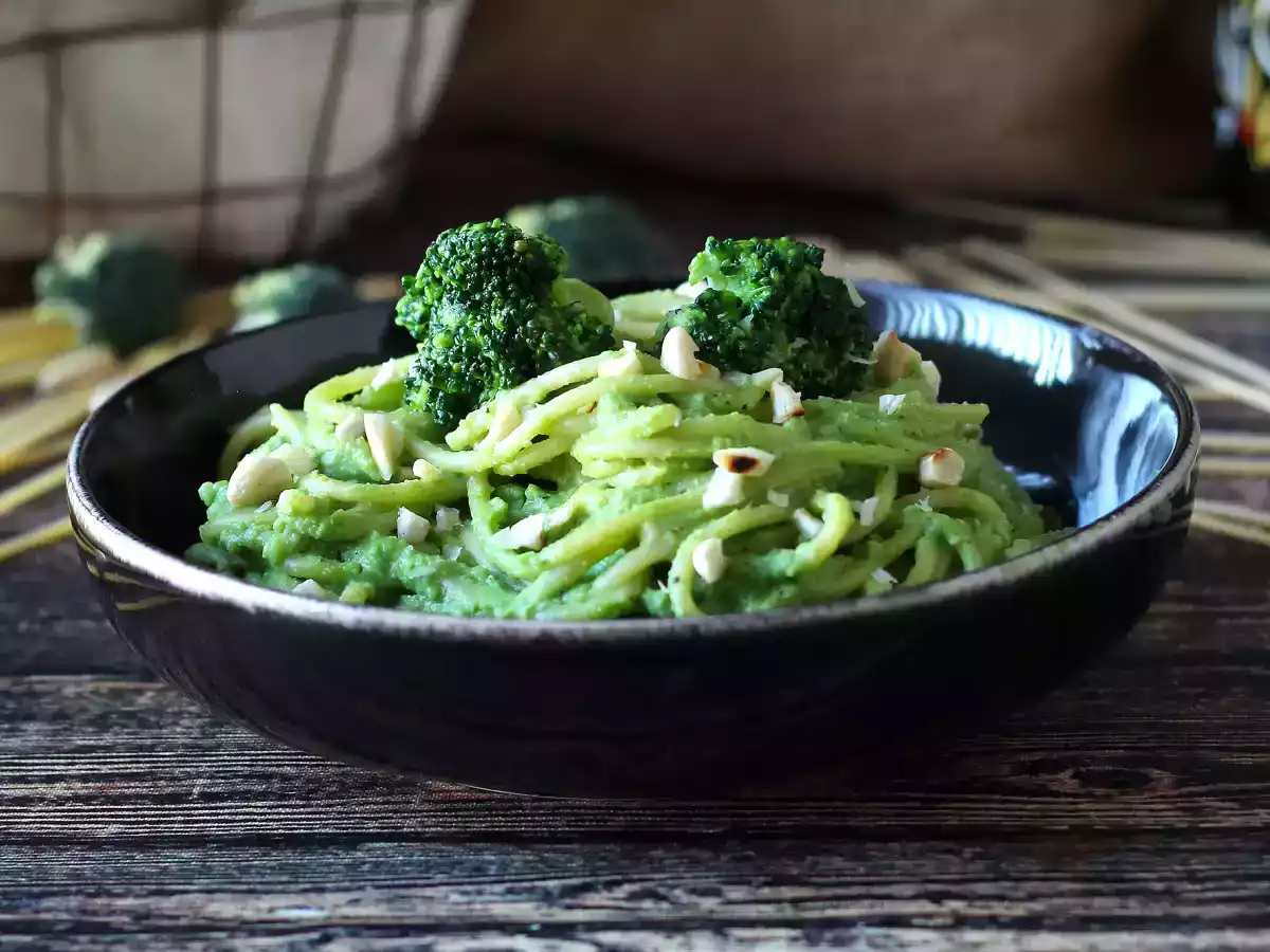 Romige pasta met broccoli en amandelen: een makkelijk te bereiden en smakelijk gerecht - foto 3