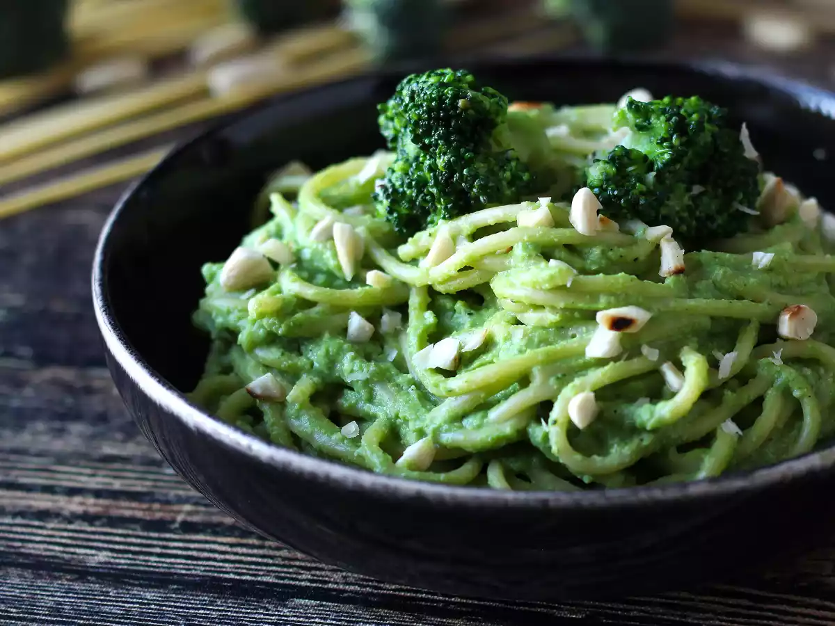 Romige pasta met broccoli en amandelen: een makkelijk te bereiden en smakelijk gerecht - foto 5