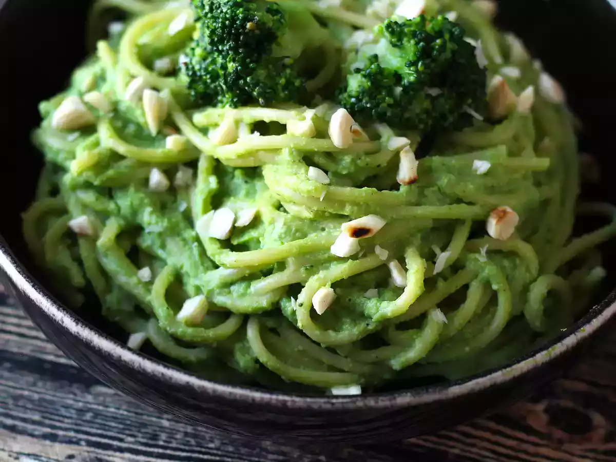 Romige pasta met broccoli en amandelen: een makkelijk te bereiden en smakelijk gerecht - foto 6