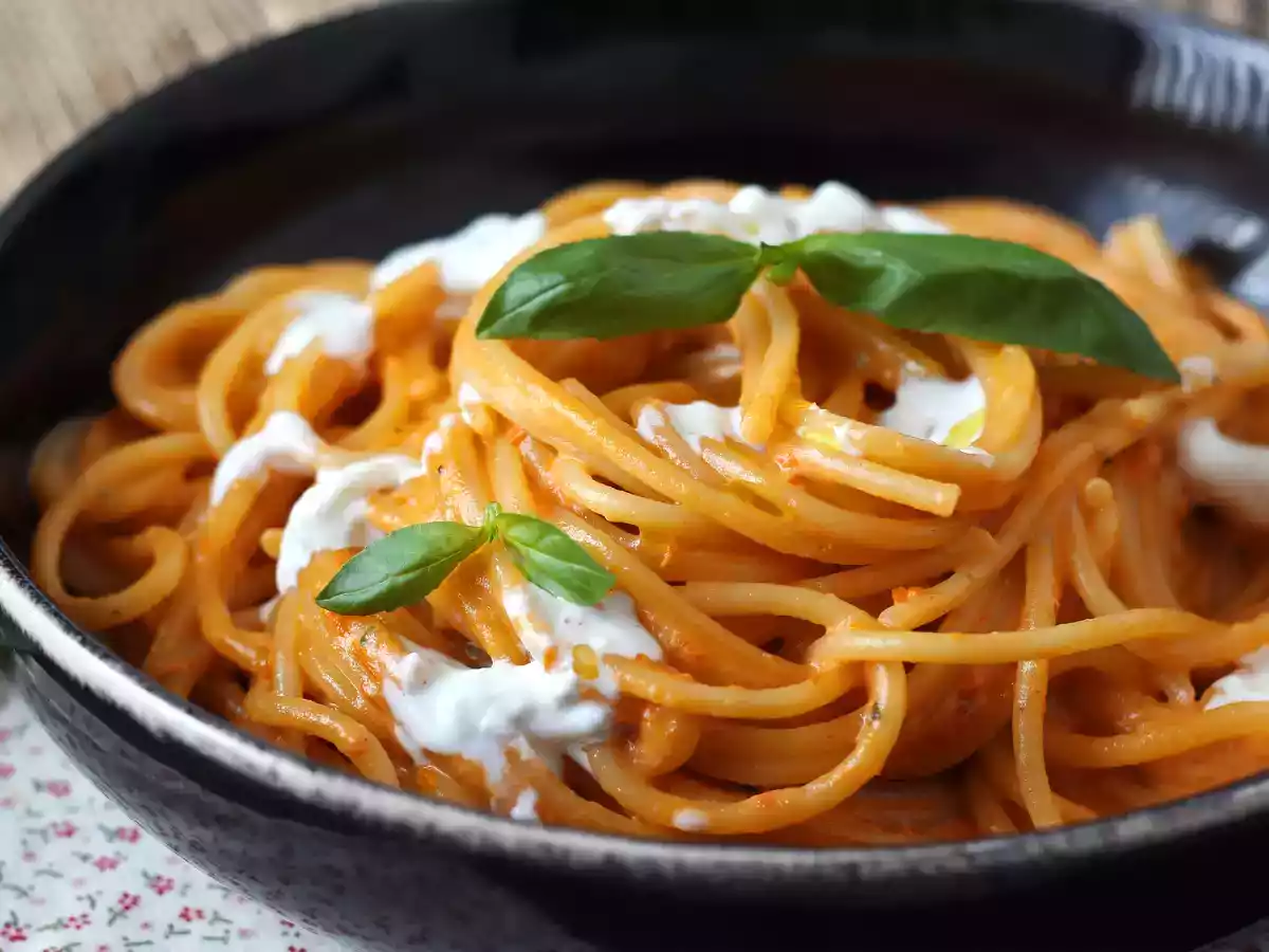 Romige pasta met burrata en kerstomaatjes