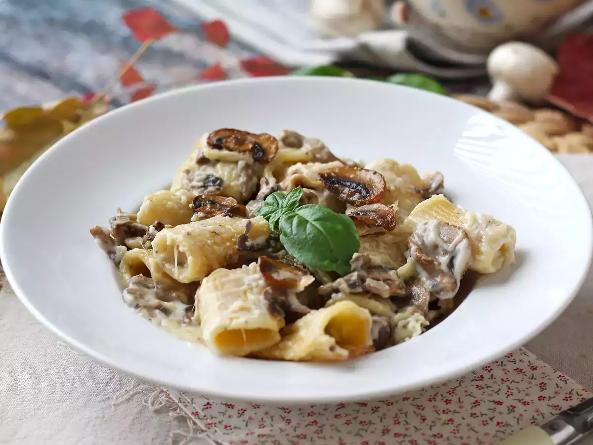 Romige pasta met champignons en room: een eenvoudig pastagerecht met authentieke smaak