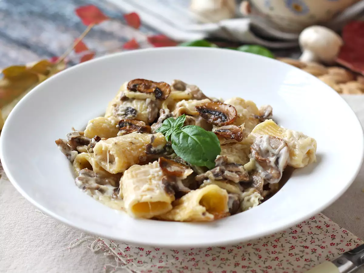 Romige pasta met champignons en room: een eenvoudig voorgerecht met authentieke smaak