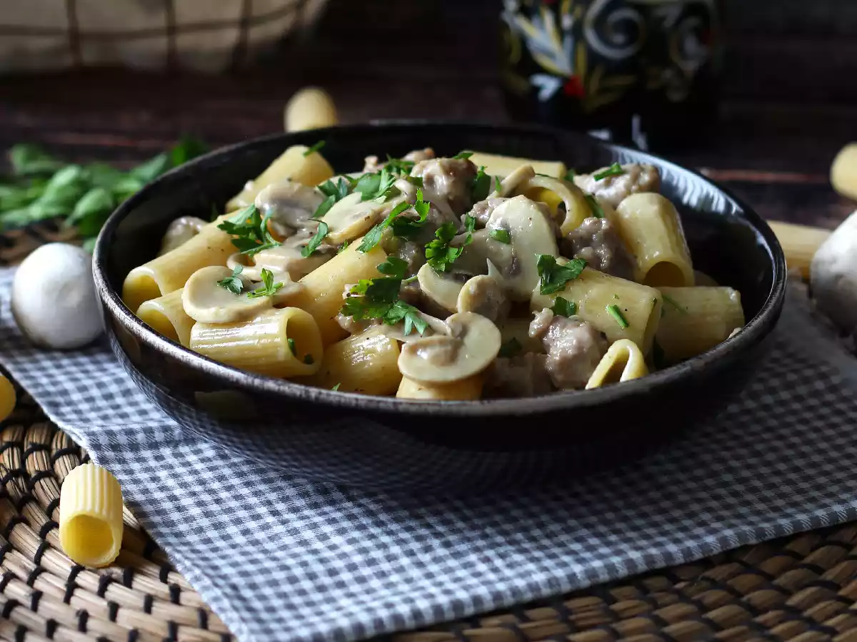 Romige pasta met champignons en worst