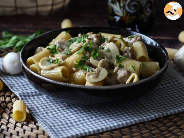 Romige pasta met champignons en worst