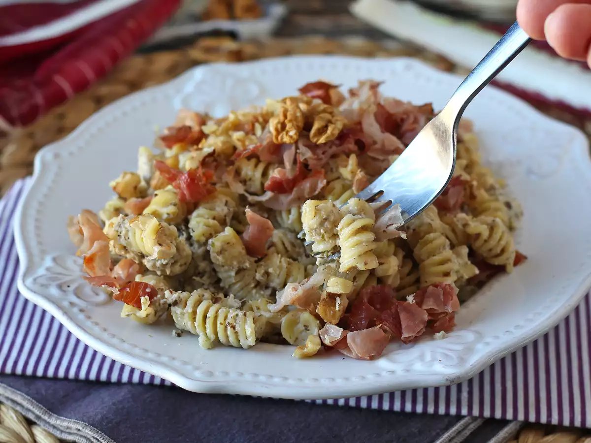 Romige pasta met radicchio, knapperige speck en walnoten: een snel en onweerstaanbaar recept - foto 2