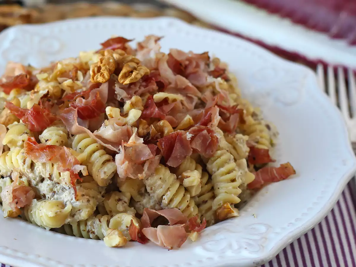Romige pasta met radicchio, knapperige speck en walnoten: een snel en onweerstaanbaar recept - foto 5