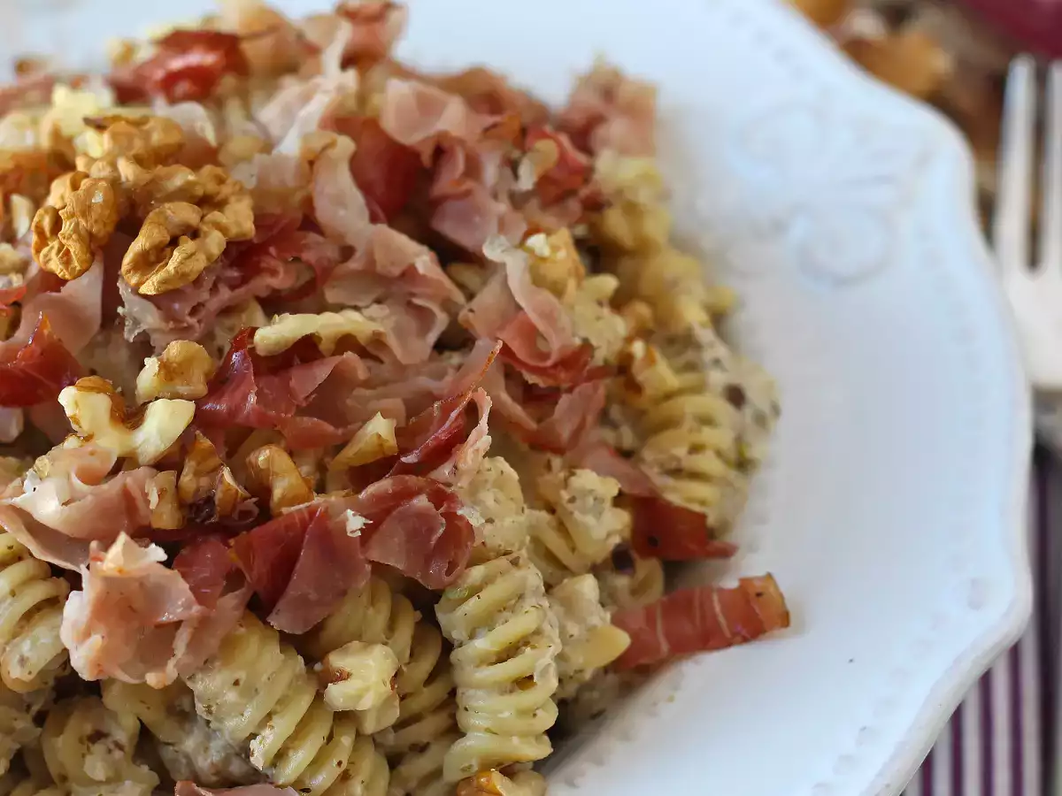 Romige pasta met radicchio, knapperige spekjes en walnoten: snel en onweerstaanbaar recept - foto 3