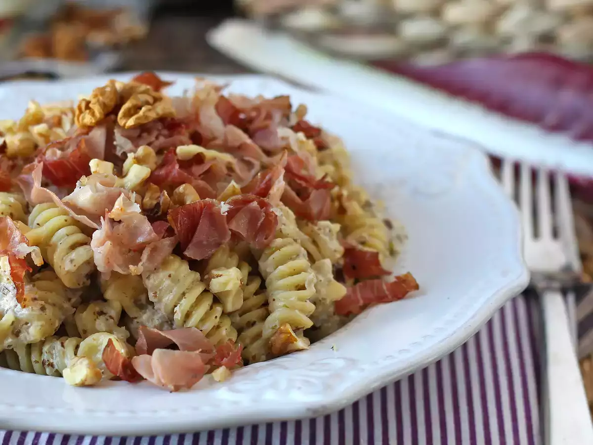 Romige pasta met radicchio, knapperige spekjes en walnoten: snel en onweerstaanbaar recept - foto 4
