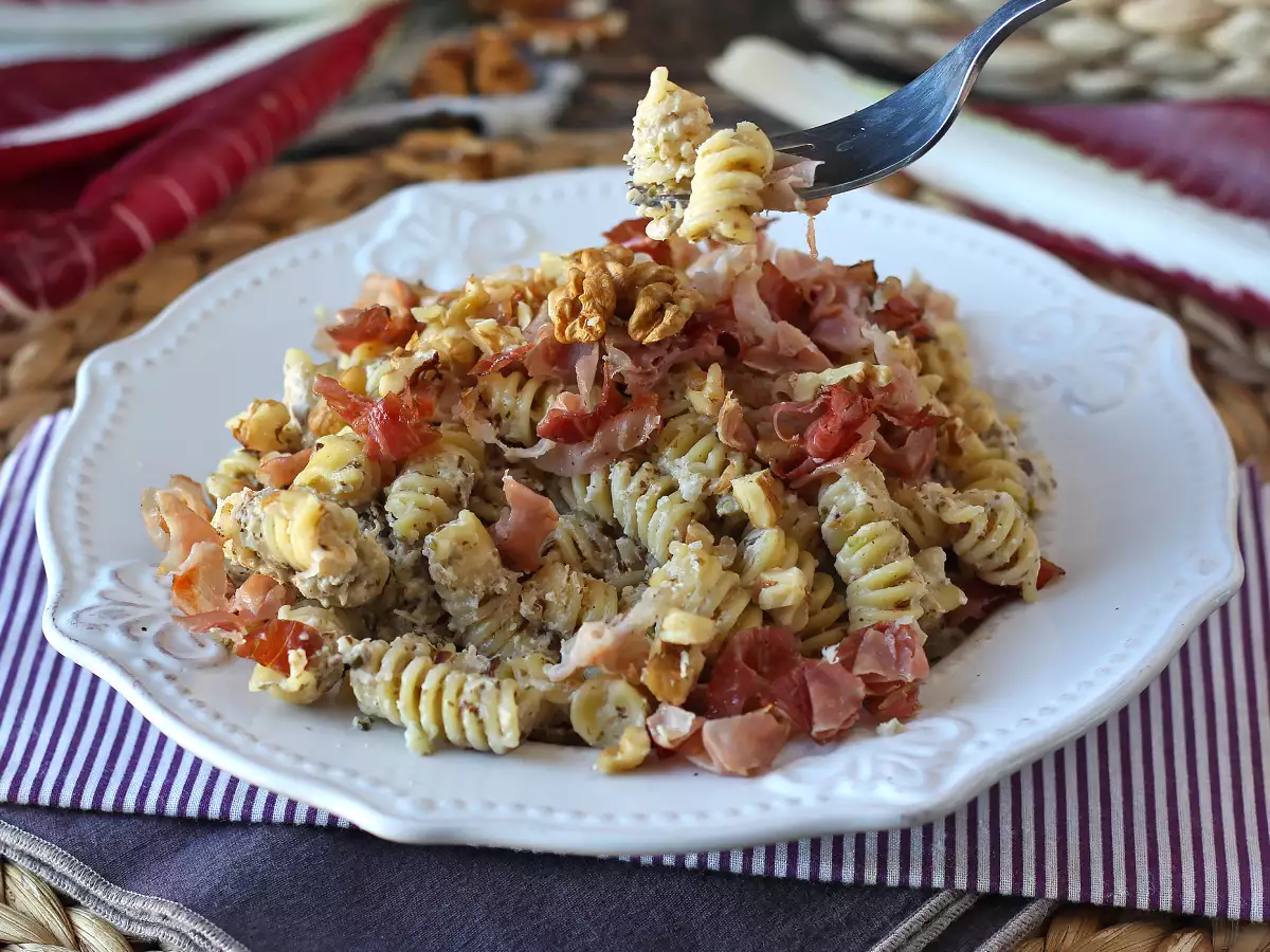 Romige pasta met radicchio, knapperige spekjes en walnoten: snel en onweerstaanbaar recept - foto 6