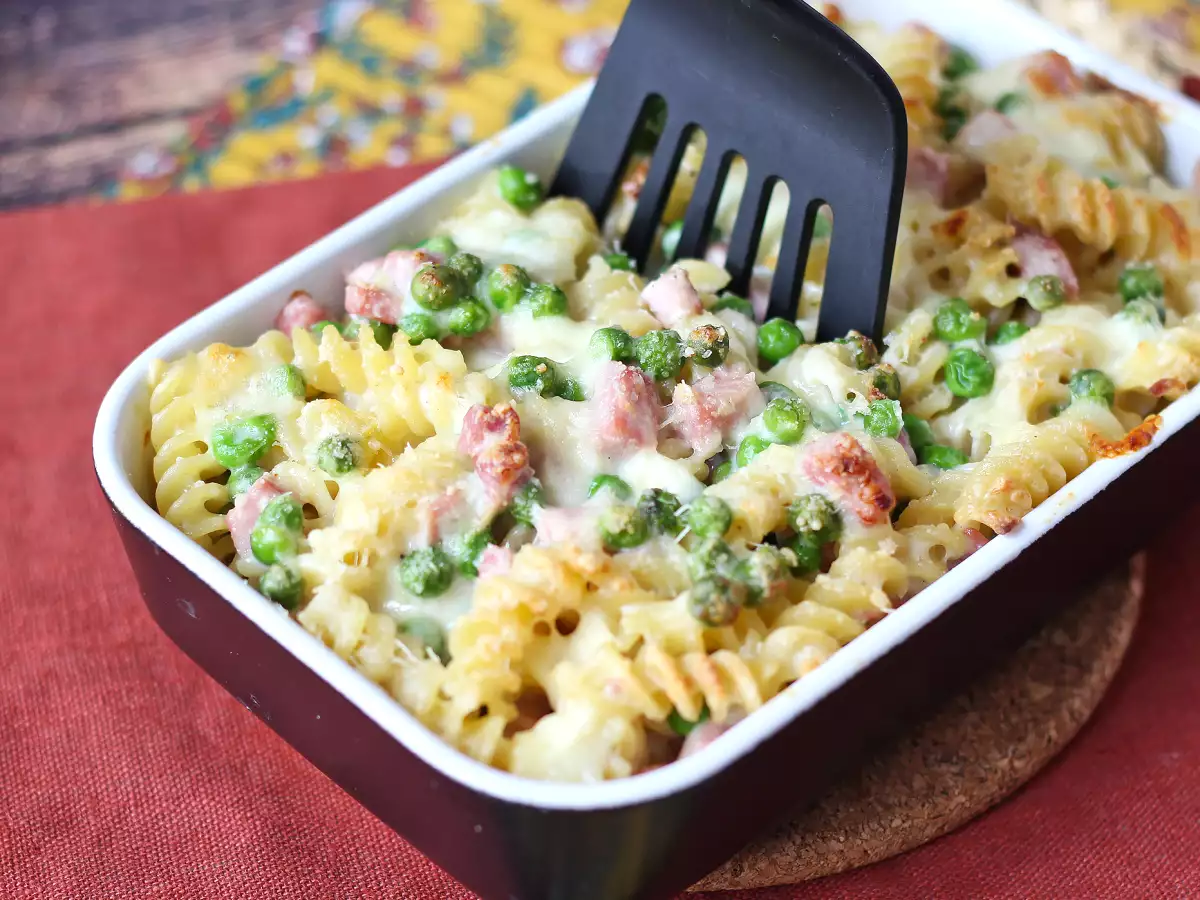 Romige pasta-ovenschotel met doperwten en ham, gegratineerd