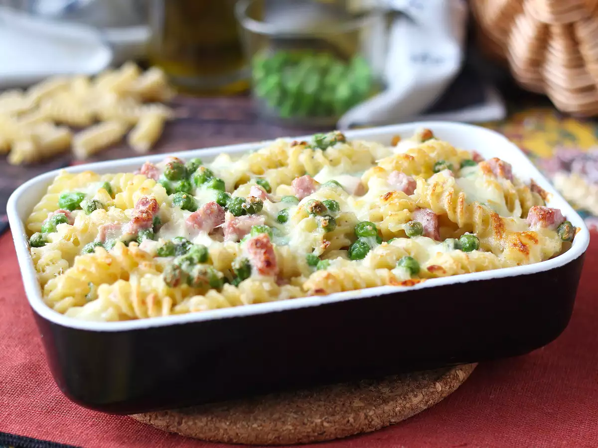Romige pasta-ovenschotel met doperwten en ham, gegratineerd - foto 3