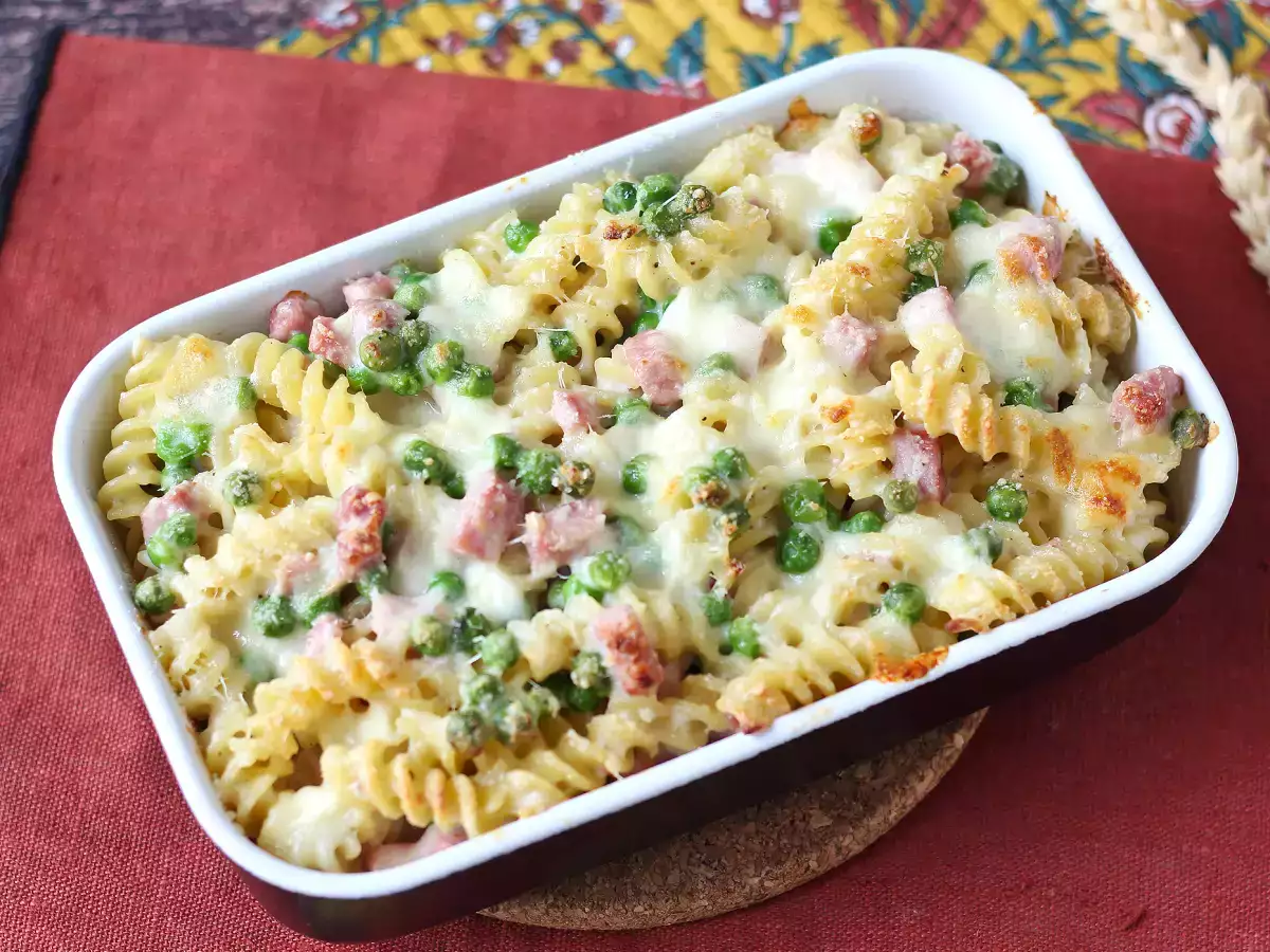 Romige pasta-ovenschotel met doperwten en ham, gegratineerd - foto 6