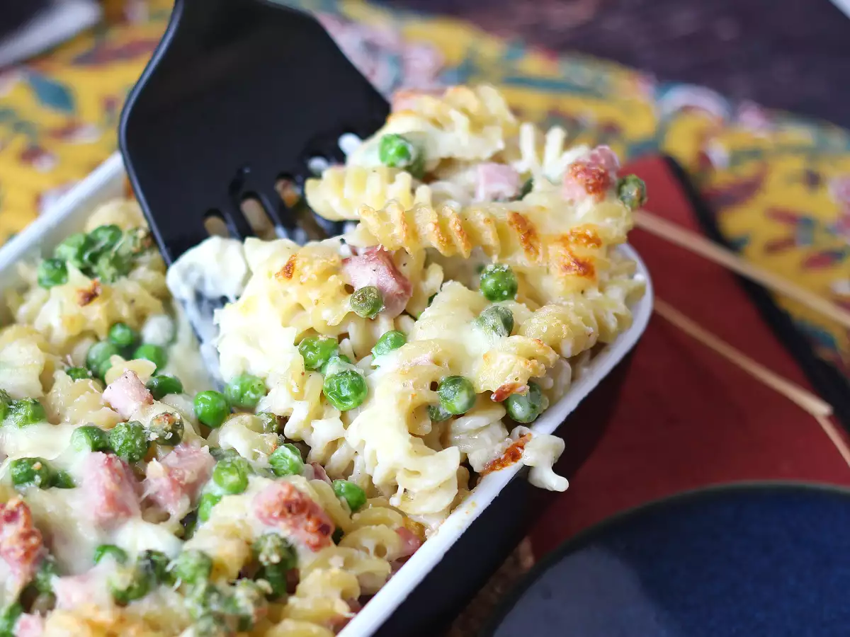 Romige pasta-ovenschotel met doperwten en ham, gegratineerd - foto 7